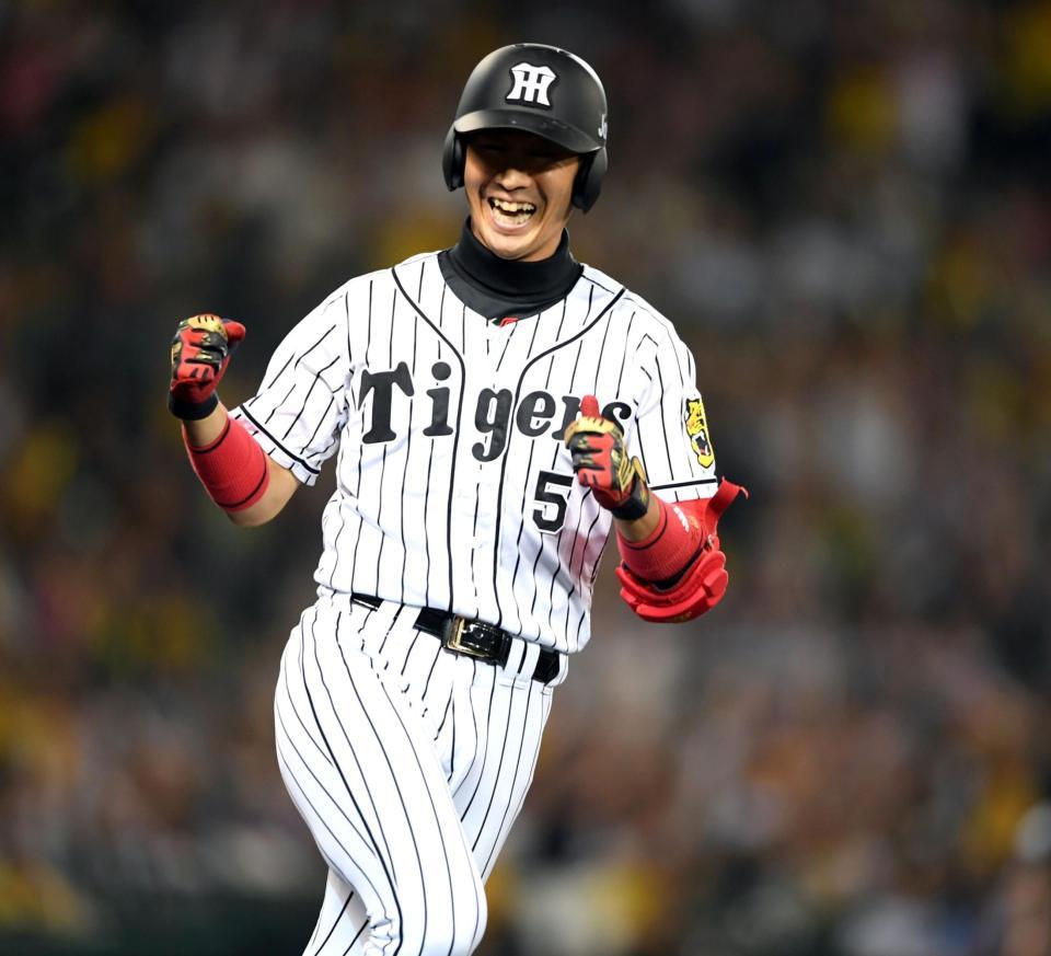 ７回、西岡は勝ち越し打を放ちガッツポーズ＝甲子園