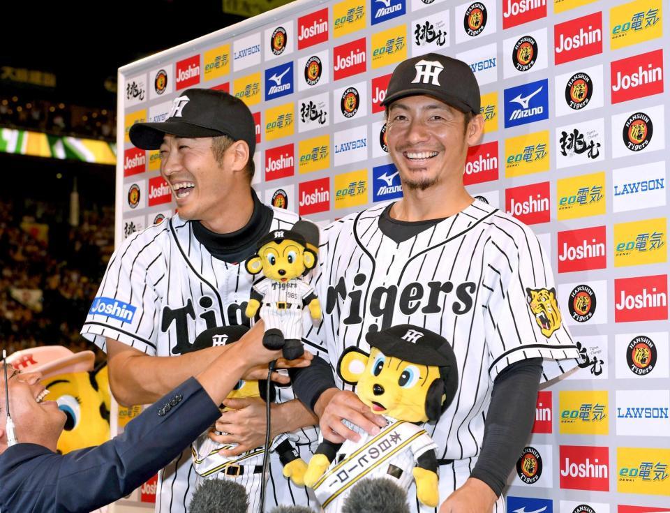 　ヒーローインタビューで笑顔を見せる鳥谷（右）と西岡（撮影・山口登）
