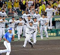 ９回、サヨナラ打を放ちガッツポーズする伊藤隼（撮影・飯室逸平）