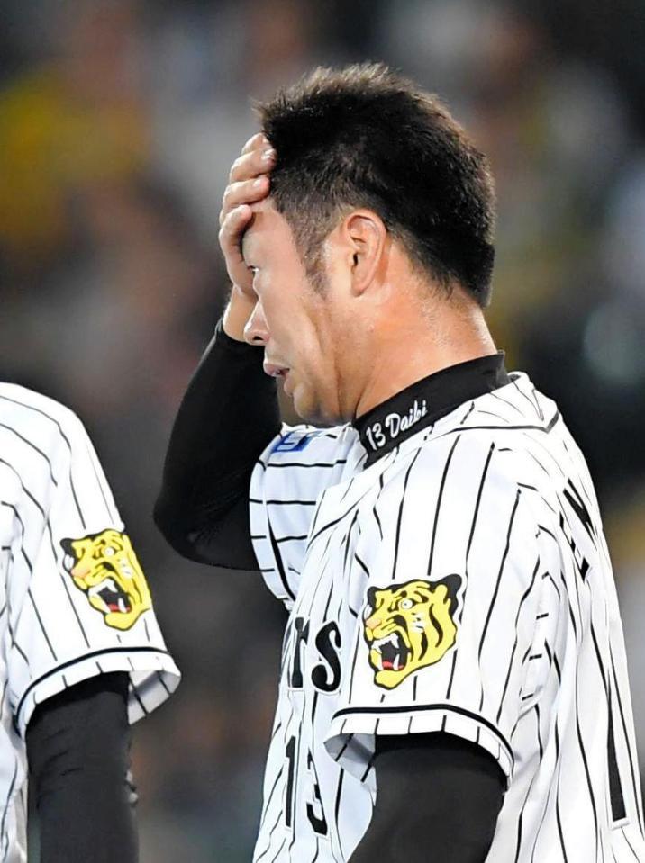 ６回途中、降板を告げられ汗をぬぐう阪神・榎田大樹＝甲子園（撮影・高部洋祐）