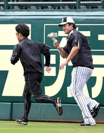 　スマートフォンを手に動画撮影するメンドーサ（右）＝撮影・山口登