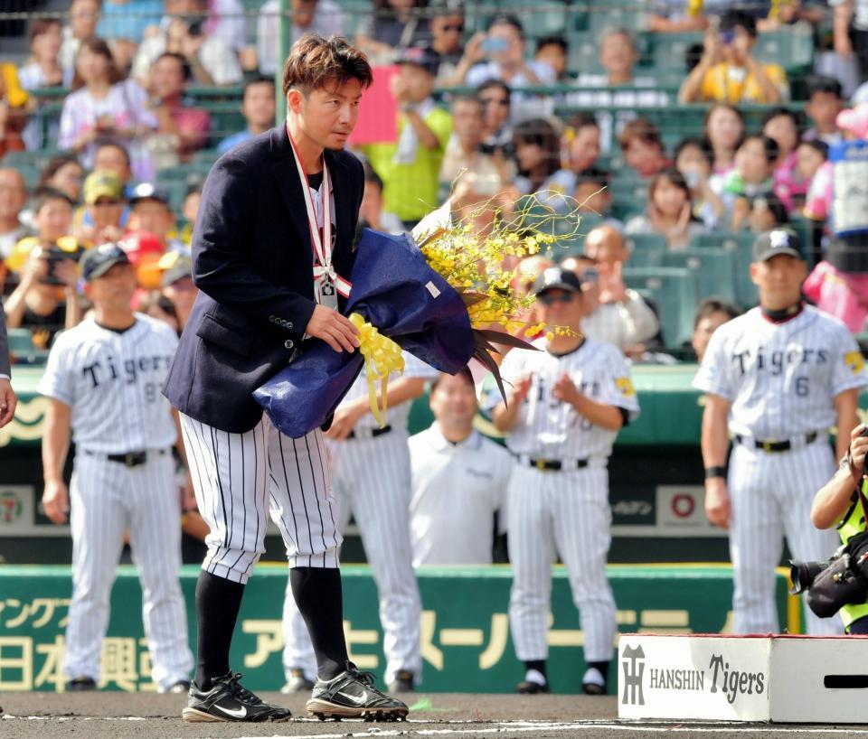 ２０００安打達成の表彰を受ける鳥谷（撮影・吉澤敬太）