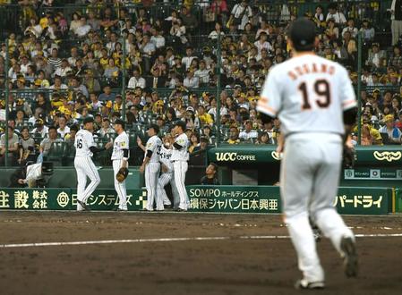 ６回２失点でマウンドを降りる阪神・秋山拓巳（左）＝甲子園（撮影・飯室逸平）