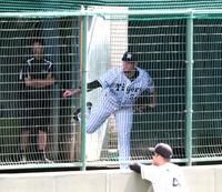 ブルペンで投球練習するメッセンジャー＝鳴尾浜