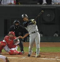 ８回、勝ち越し２点タイムリー二塁打を放つ上本