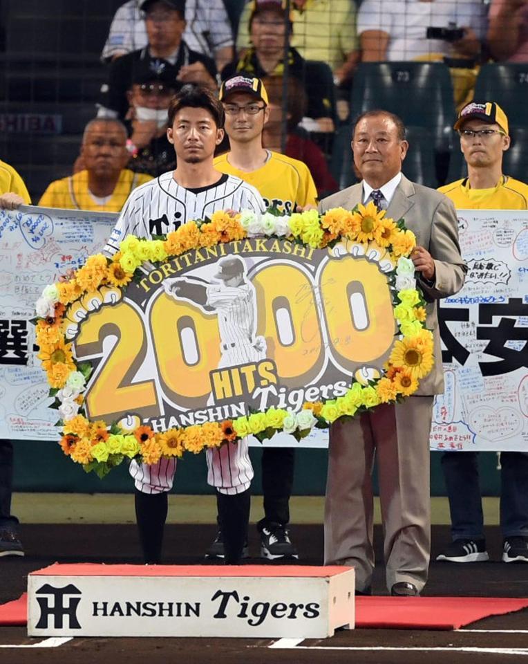 ２０００安打達成のセレモニーで藤田氏（右）と写真に納まる鳥谷（撮影・山口登）