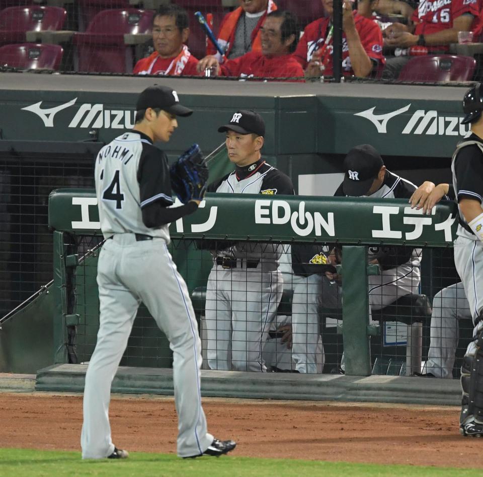 １回５失点の先発阪神・能見篤史にベンチで厳しい表情の阪神・金本知憲監督＝マツダスタジアム（撮影・飯室逸平）