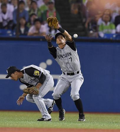 　６回、打球を追い阪神・植田と交錯、落球する糸井