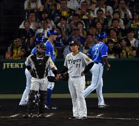 ６回、岩田は嶺井に適時三塁打で失点を許しガックリ