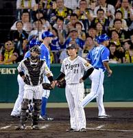 ６回、嶺井にタイムリー三塁打を打たれ、追加点を許す岩田（中央右）