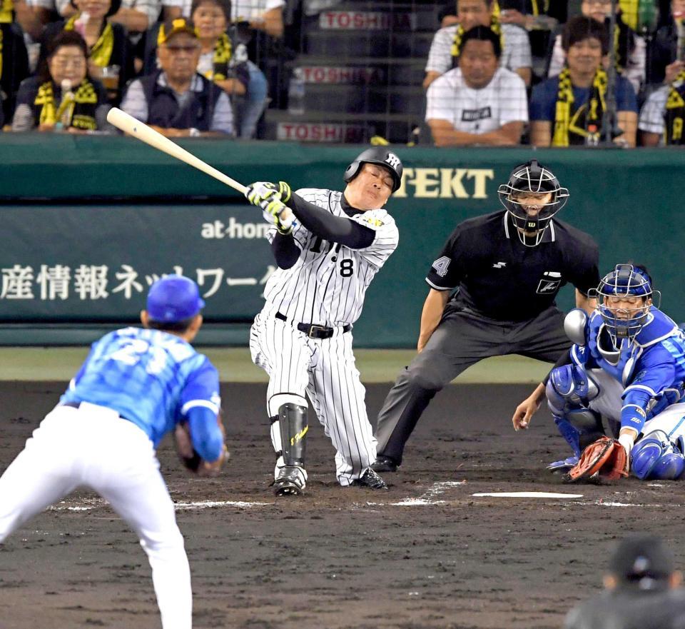 　７回、２打席連続で空振り三振に倒れる福留（投手・今永）＝撮影・飯室逸平