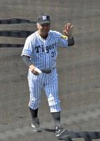 　ファンの声援に手を振って応える阪神の掛布雅之２軍監督