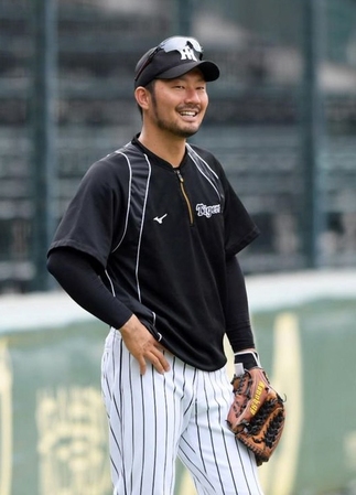 試合前、談笑する阪神・狩野＝甲子園（撮影・山口登）