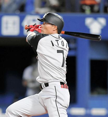 　６回、中越えに２ランを放つ阪神・糸井