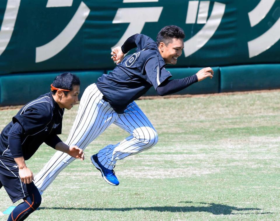 　本屋敷トレーナー（左）とダッシュを競う秋山（撮影・高部洋祐）