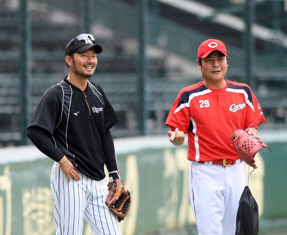 試合前、談笑する阪神・狩野恵輔（左）と広島・江草仁貴＝甲子園（撮影・山口登）