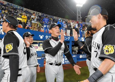 　ＤｅＮＡと引き分け、糸井（右）らナインを出迎える金本監督（中央）＝撮影・高部洋祐