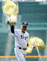 花束を手に歓声に応える阪神・掛布雅之２軍監督＝甲子園