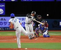 ６回、２点適時二塁打を放つ福留（撮影・堀内翔）