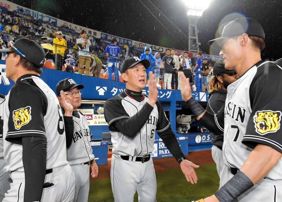 　ＤｅＮＡと引き分け、糸井（右）らナインを出迎える金本監督（中央）＝撮影・高部洋祐