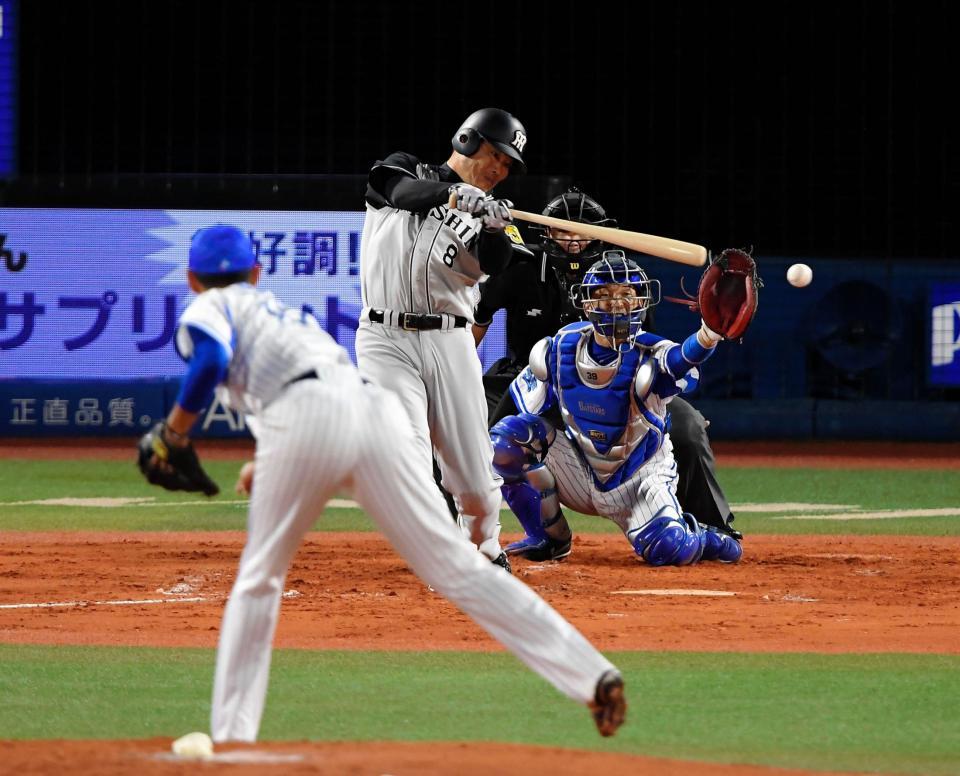 ３回阪神２死満塁、先制の２点適時左前打放つ福留。（投手・井納）＝横浜スタジアム（撮影・堀内翔）