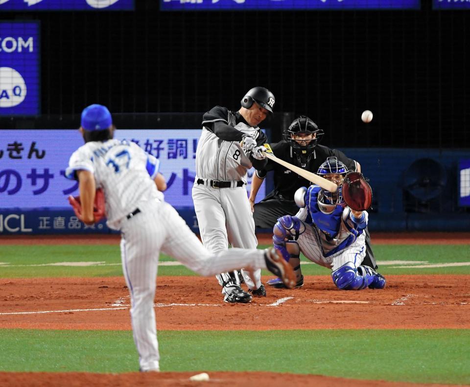 ６回、２点適時二塁打を放つ福留（撮影・堀内翔）