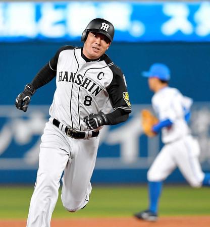 ３回、中谷の安打で、一塁から本塁へ激走する福留（撮影・高部洋祐）　