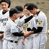 藤浪（右）の右肩に左手を乗せ話しかける掛布２軍監督　