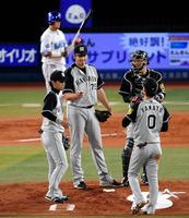 ４回、マウンドに集まる阪神のメンドーサ（左）と岡崎＝横浜スタジアム（撮影・堀内翔）
