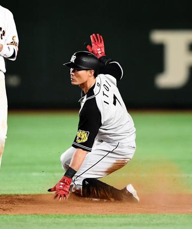 ５回阪神二死一塁、打者・福留のとき二塁盗塁を決めた糸井嘉男＝東京ドーム（撮影・園田高夫）