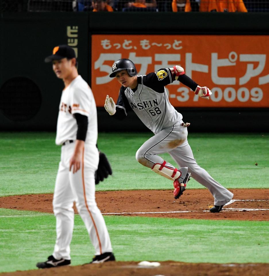 　２回、適時打を放ち一塁に向かう阪神・俊介（投手・中川）