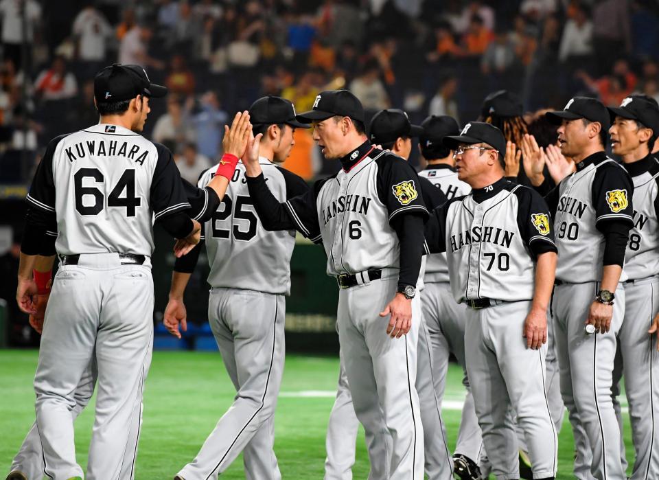 　巨人に勝利し２位確定、桑原（左）らナインとタッチを交わす阪神・金本監督（中央）