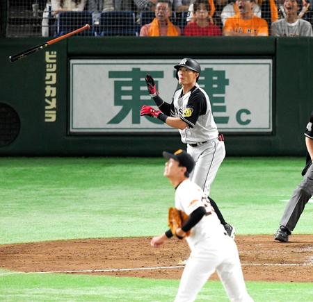 ５回、右越え本塁打を放つ糸井（投手・畠）＝撮影・堀内翔