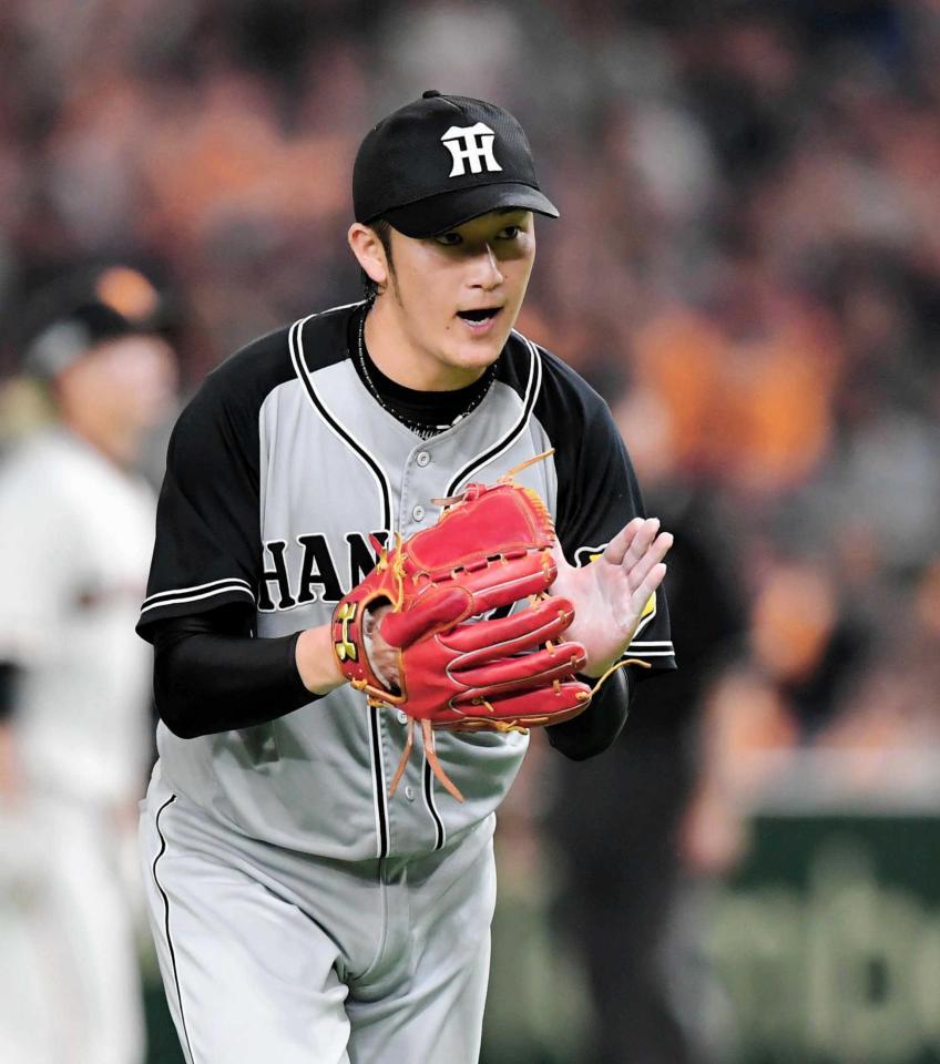 　４回、小林を見逃し三振に仕留め、グラブを叩きながらベンチに戻る岩貞（撮影・高部洋祐）