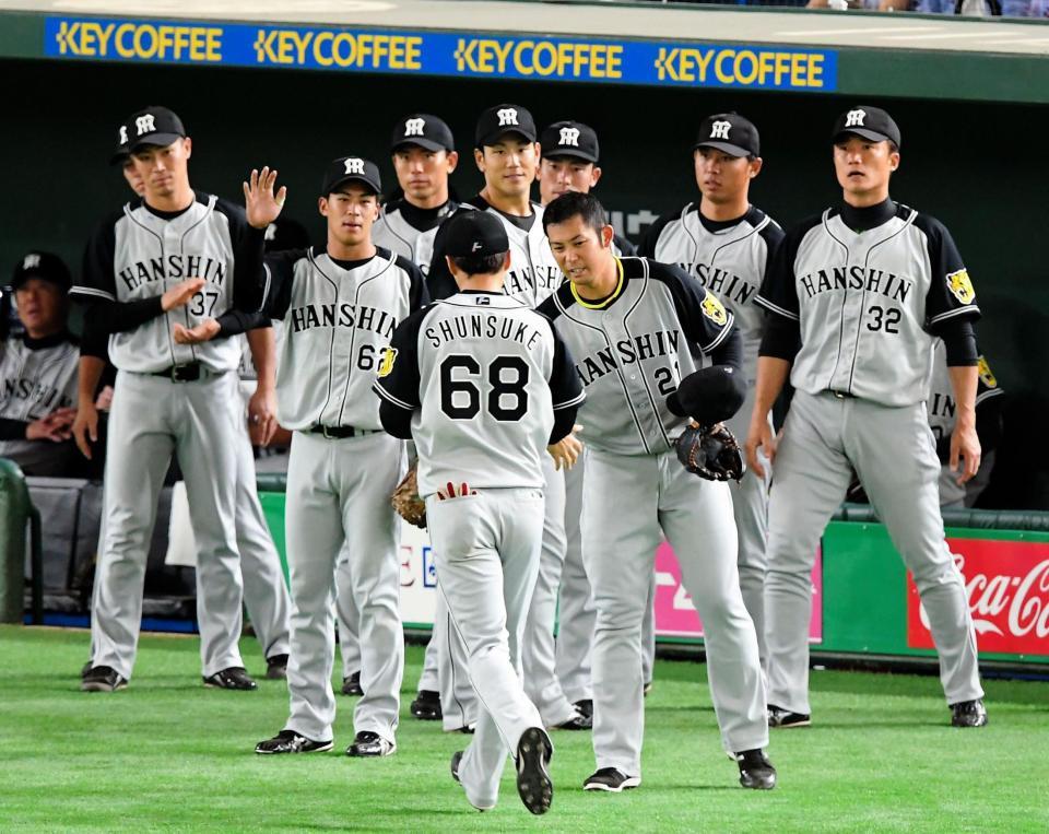 ４回を投げ終え俊介（６８）を迎える阪神・岩田＝東京ドーム（撮影・堀内翔）