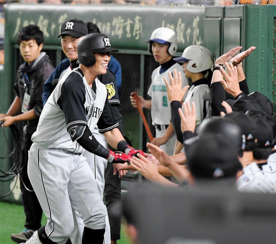 　５回、ソロを放ちナインとタッチを交わす糸井（手前左）＝撮影・高部洋祐