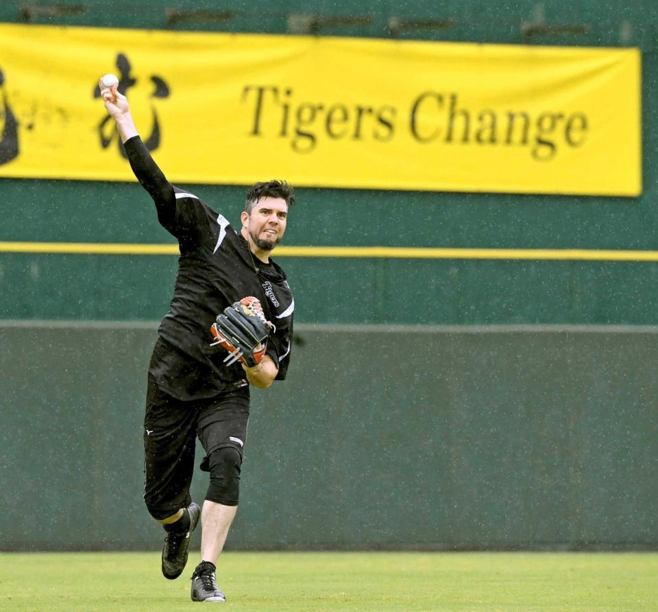 　雨が降る中、キャッチボールをするメッセンジャー（撮影・田中太一）
