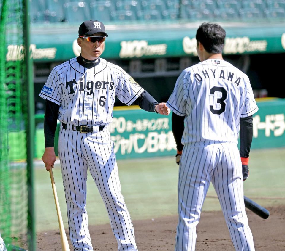 　大山（右）にアドバイスをする金本監督（撮影・北村雅宏）