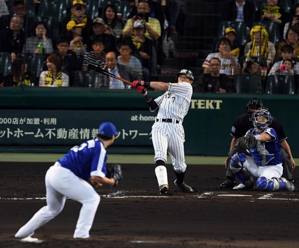 　６回、阪神・糸井は右中間に同点ソロを放つ