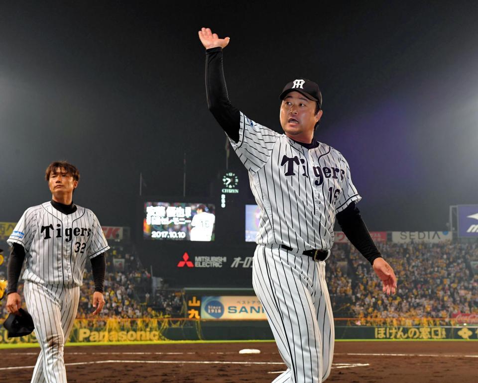ファンの声援に応えながら球場内を一周する阪神・安藤優也（右）と阪神・新井良太＝甲子園（撮影・高部洋祐）