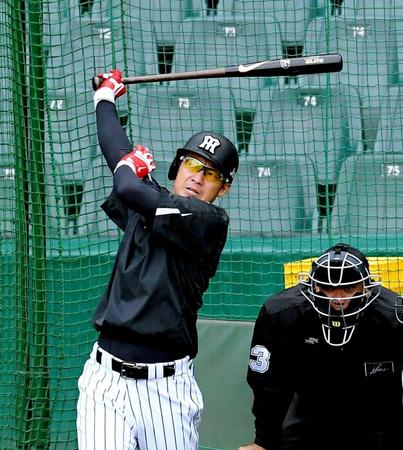 　赤色のバッティンググラブで打撃練習する鳥谷