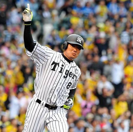 ６回阪神無死一塁、右中間に先制の２ランを放ち、天に指を突き上げる阪神・福留孝介＝甲子園（撮影・高部洋祐）