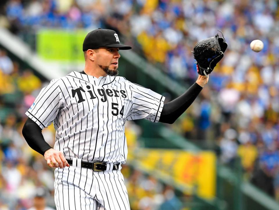 ４回ＤｅＮＡ無死、ＤｅＮＡ・柴田竜拓に一ゴロを打たせ、一塁ベースカバーに走る阪神　ランディ・メッセンジャー＝甲子園（撮影・高部洋祐）