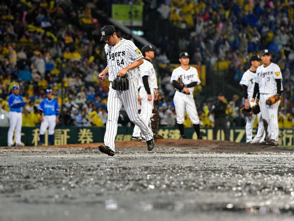 ７回途中、マウンドを降りる桑原（手前）