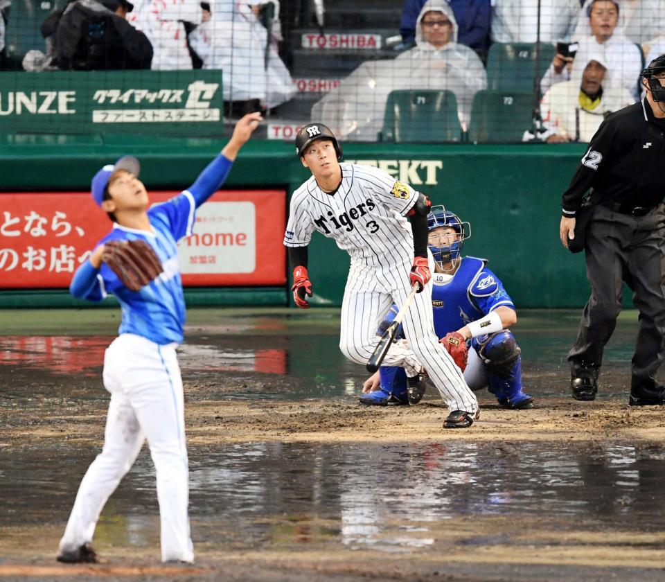 　３回、左中間に勝ち越しソロを放つ大山（投手・今永）＝撮影・山口登