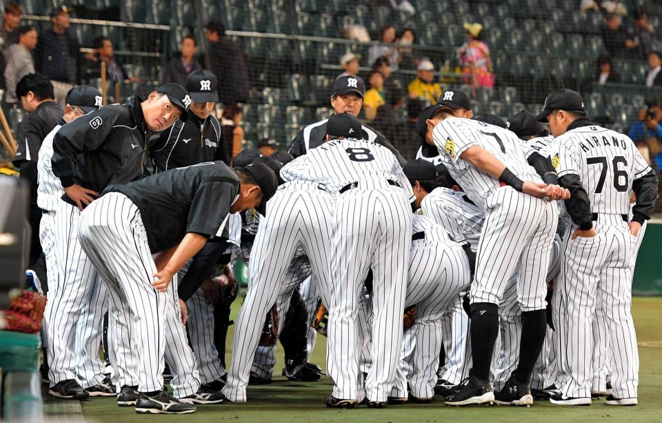 試合前、円陣を組む阪神ナイン＝甲子園（撮影・北村雅宏）