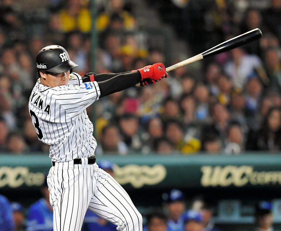 ６回、右前適時打を放つ大山＝甲子園（撮影・北村雅宏）