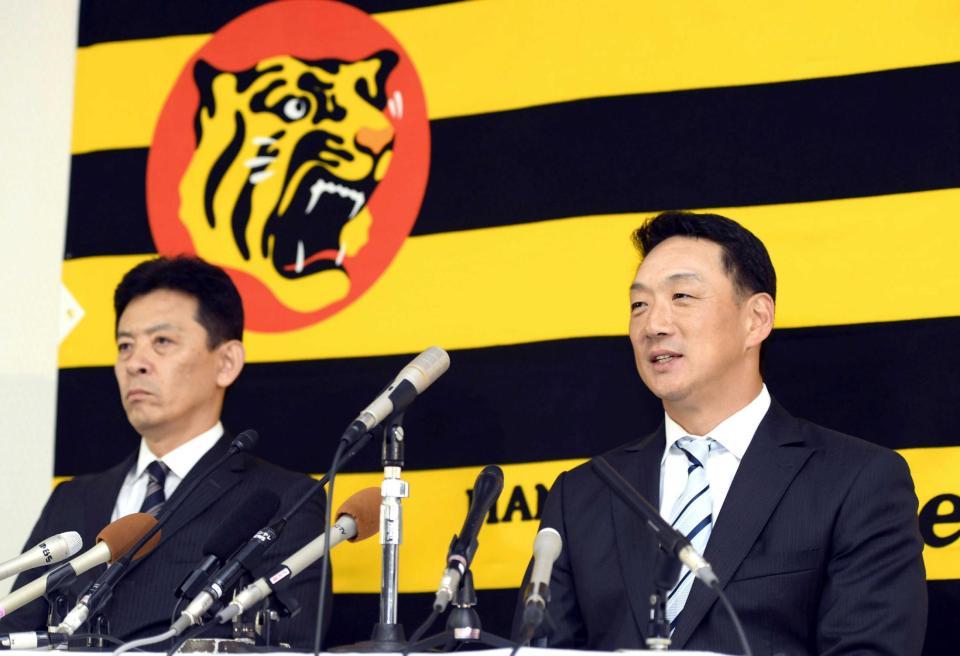 　シーズン終了の報告を終え会見する金本監督。左は四藤球団社長（撮影・山口登）