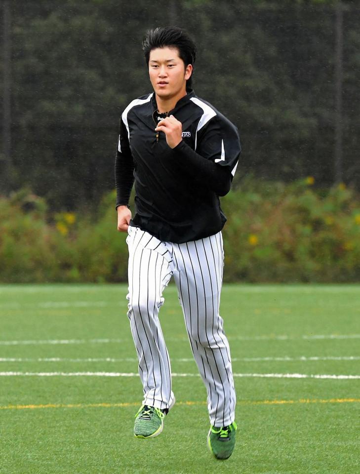 ランニングする岩貞＝宮崎県総合運動公園内