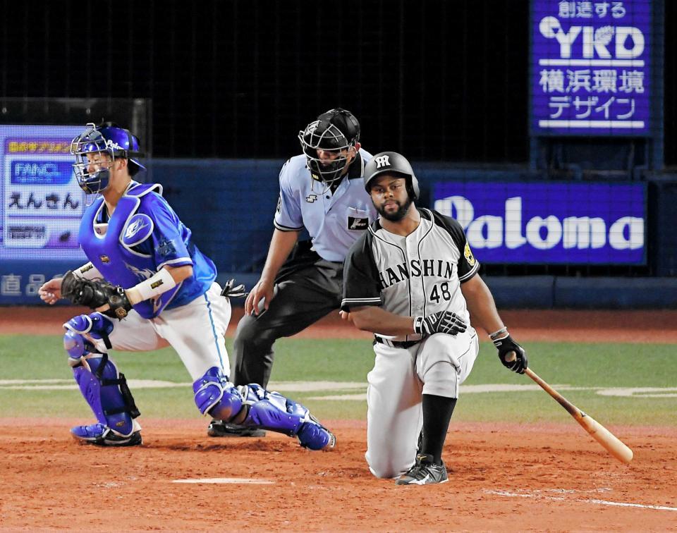 空振り三振に倒れるロジャース＝８月　